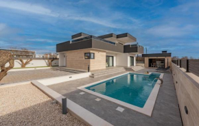 4 Bedroom Gorgeous Home In Murvica